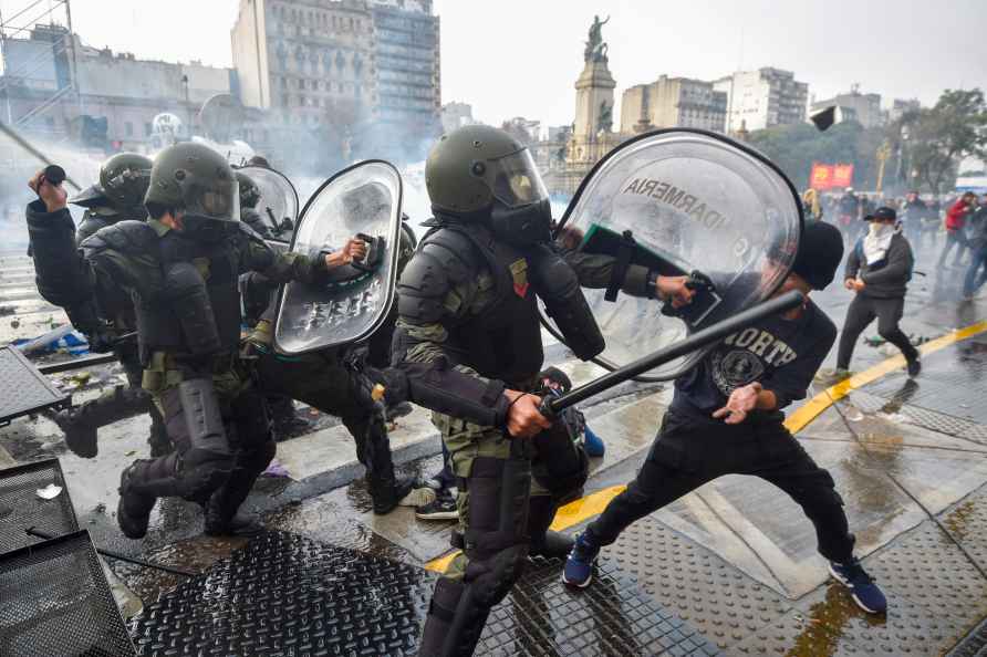 Anti-government protesters outside Congress