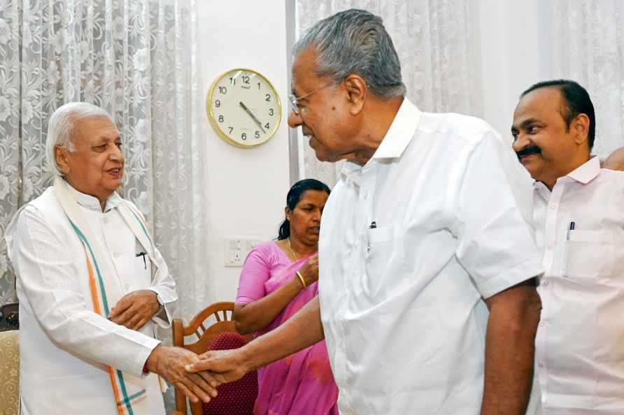 Arif M Khan, Pinarayi Vijayan at meeting