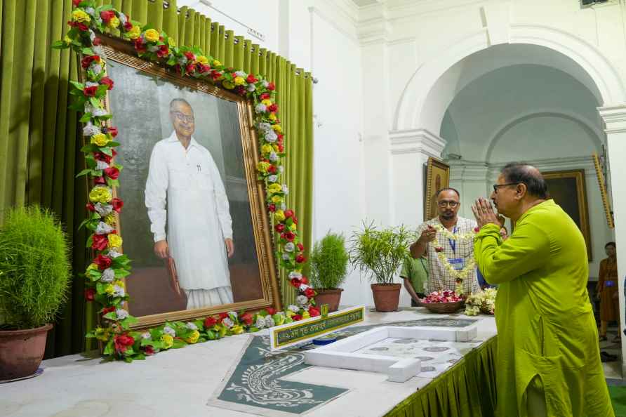 Biman Banerjee pays tribute to Bidhan Chandra Roy