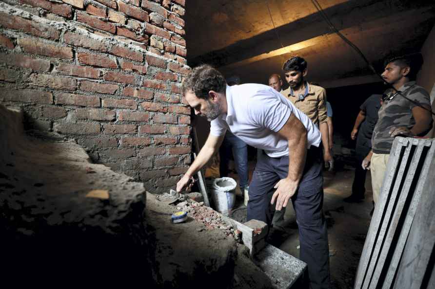 Rahul Gandhi meets the laborers