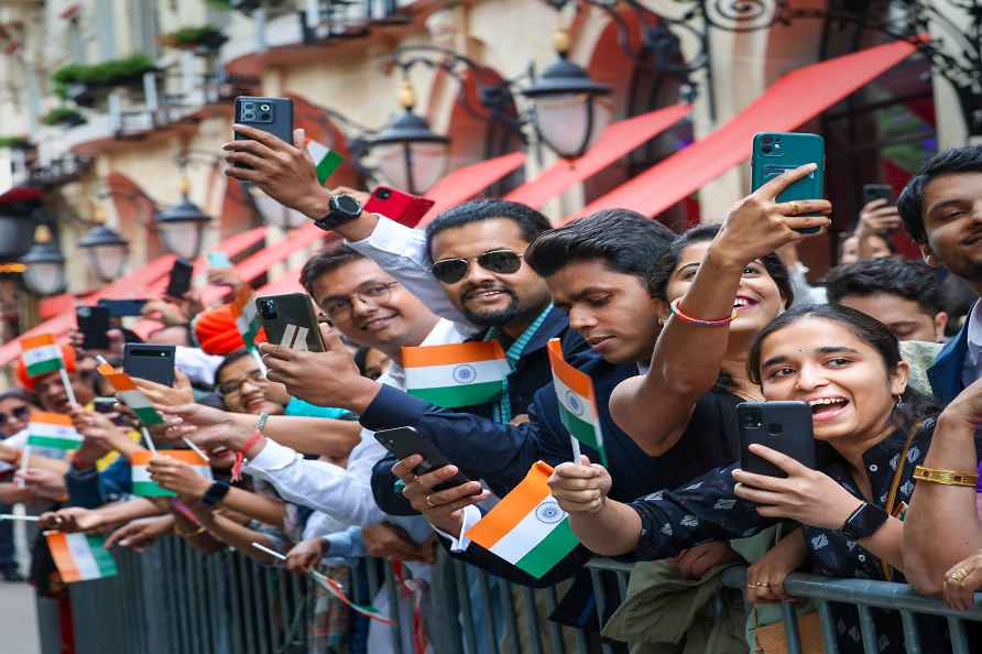 Indian community welcome PM Modi in Paris