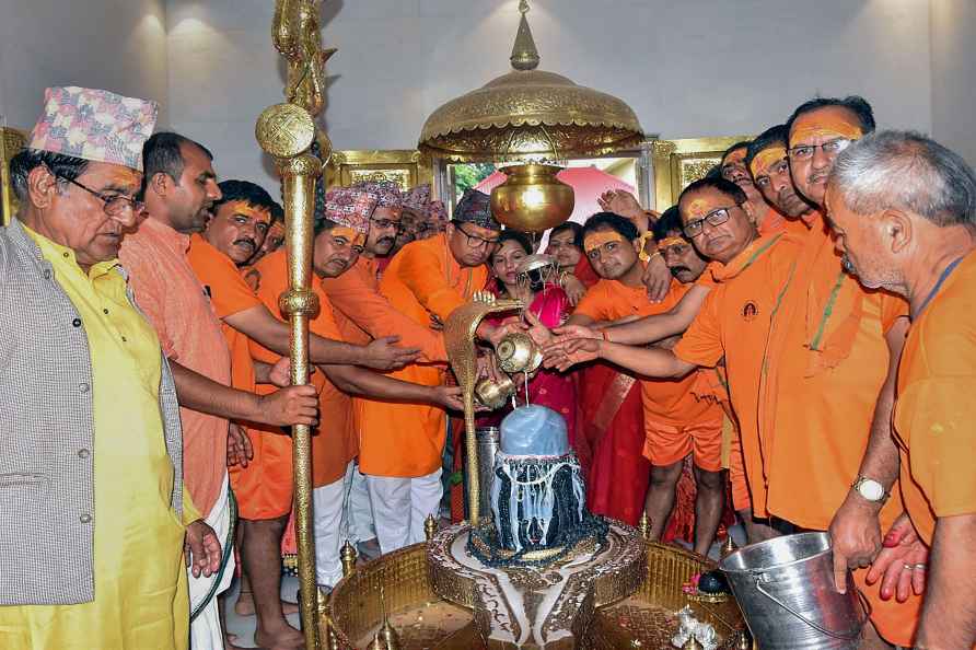 Sawan Somwar: Devotees in Bhopal