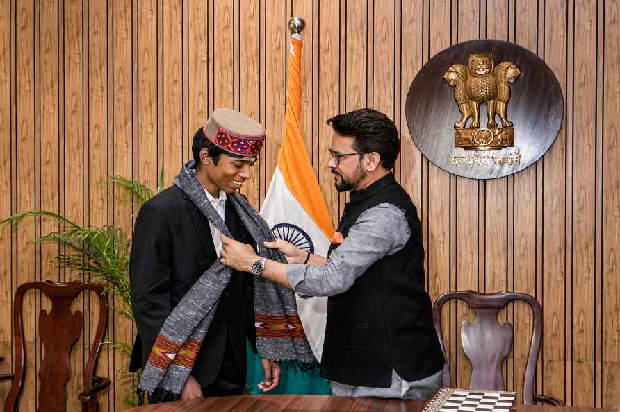 Anurag Thakur felicitates Praggnanandhaa