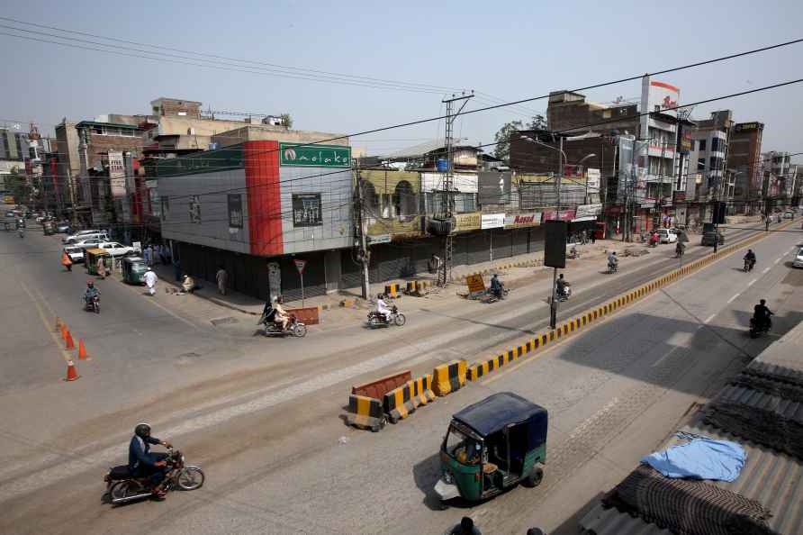 Pakistani shopkeepers close their businesses during strike