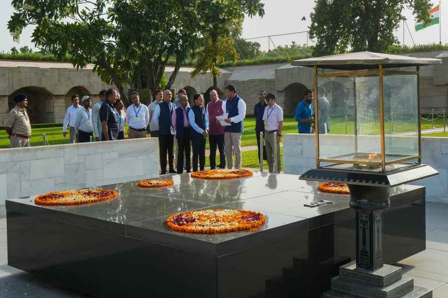 PMO Secretary and Delhi LG at Rajghat