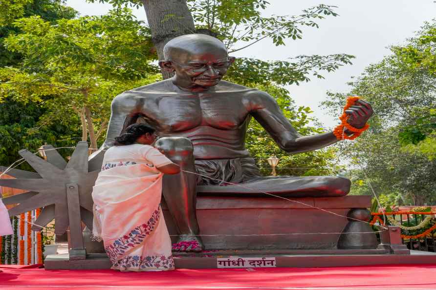 President Murmu unveils Mahatma Gandhi statue