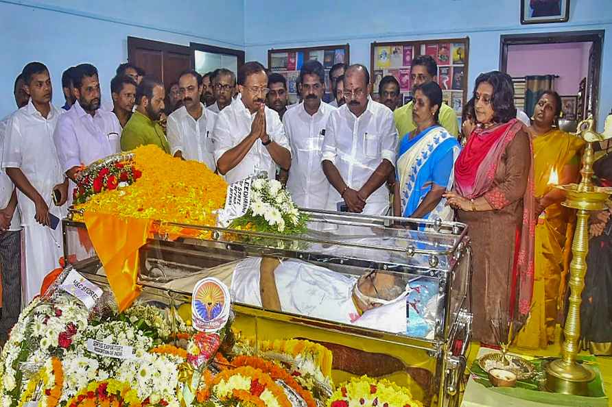 V Muraleedharan pays respect to PP Mukundan