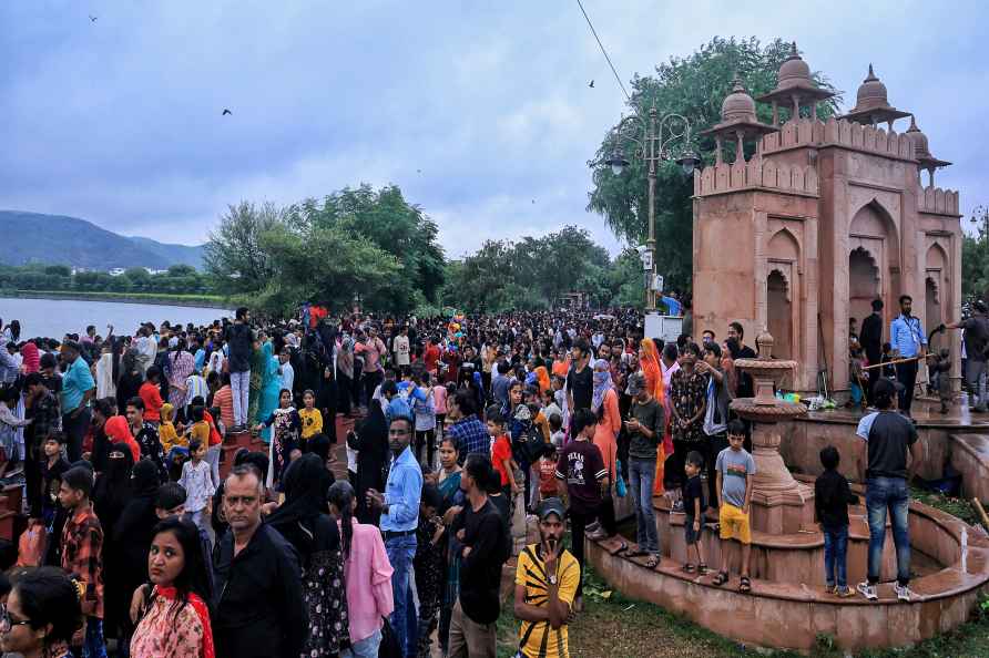 People crowd at Jal Mahal