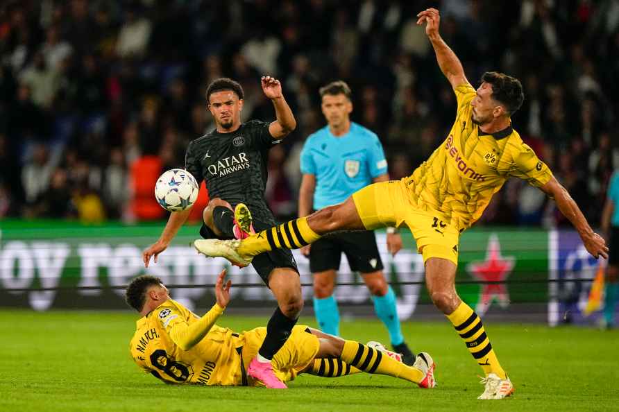 Dortmund's Mats Hummels, right, vie for the ball PSG's Warren Zaire...