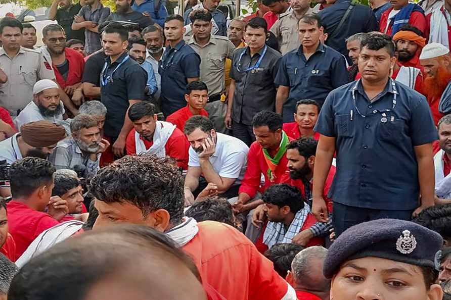 Rahul Gandhi at Anand Vihar railway station