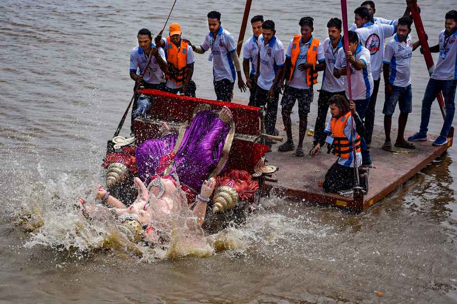 Surat: Devotees perform immersion of Lord Ganesha idol on Anant ...