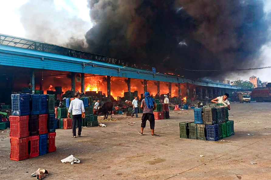 Fire at Azadpur Mandi in Delhi