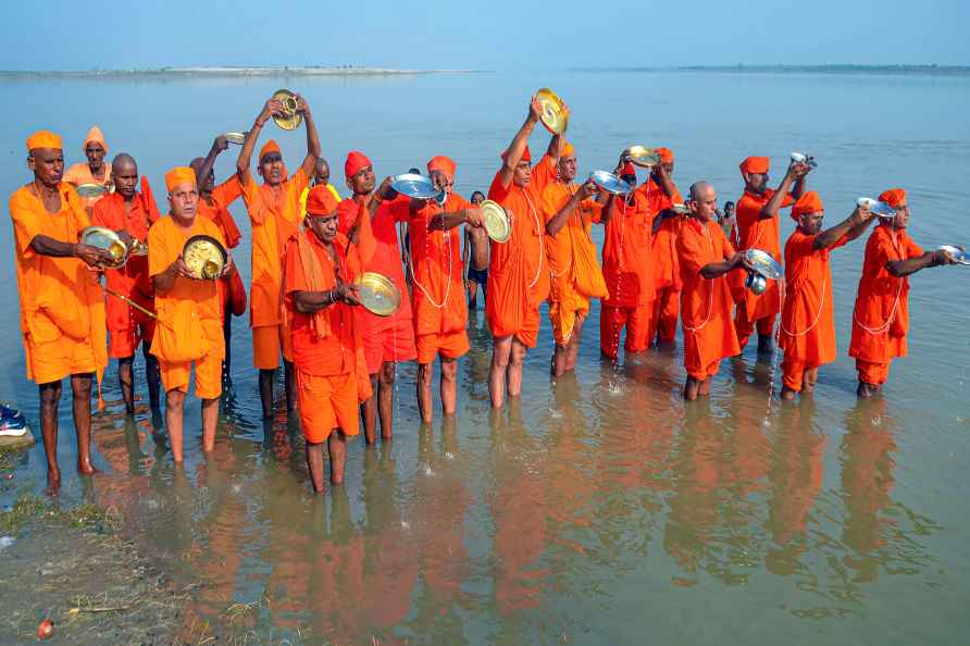 Mirzapur: People perform 'pind daan' rituals for their ancestors...