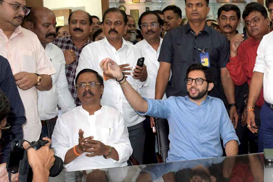 Aaditya Thackeray inspects govt hospital