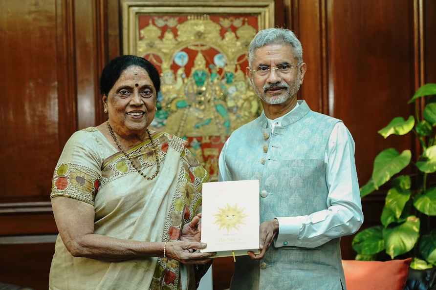 Jaishankar meets Tamil author Sivasankari