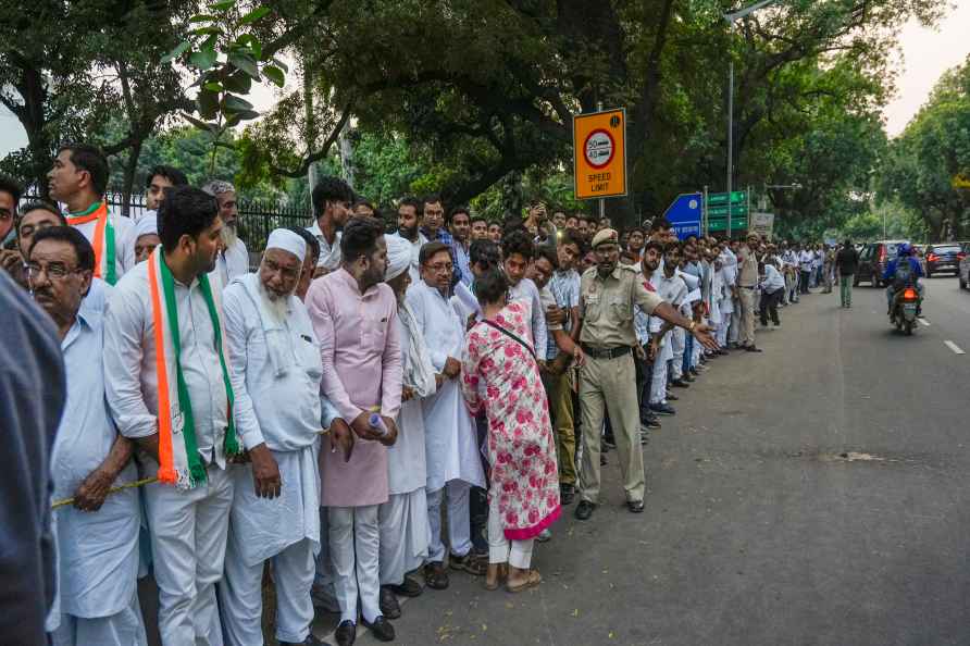 Ticket seekers and supporters at Jodhpur House