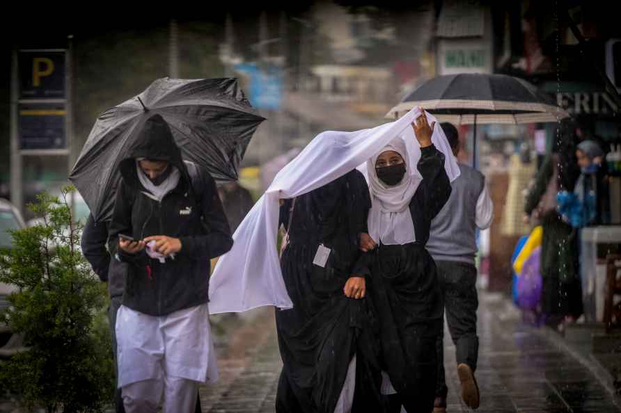 Snowfall and rains in Srinagar