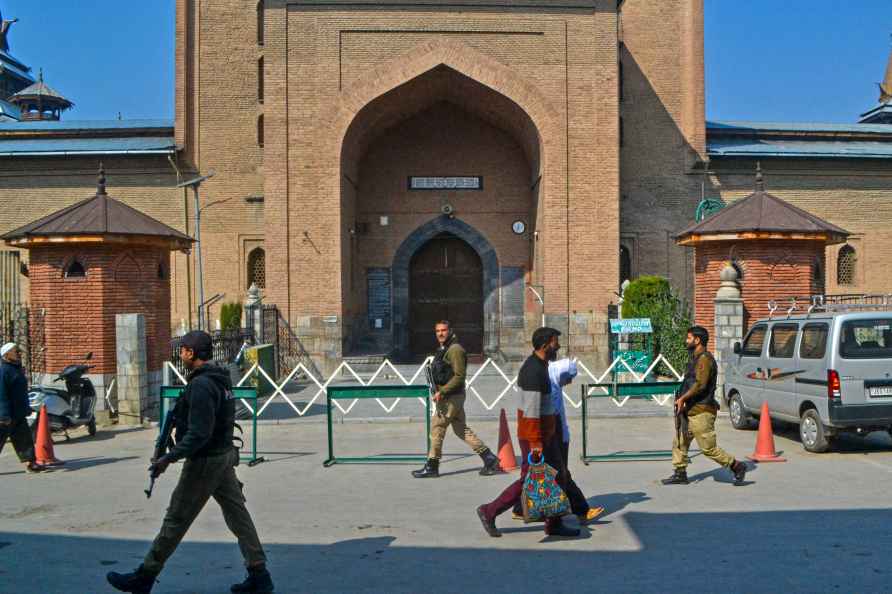 Police patrol at Jamia Masjid in Srinagar