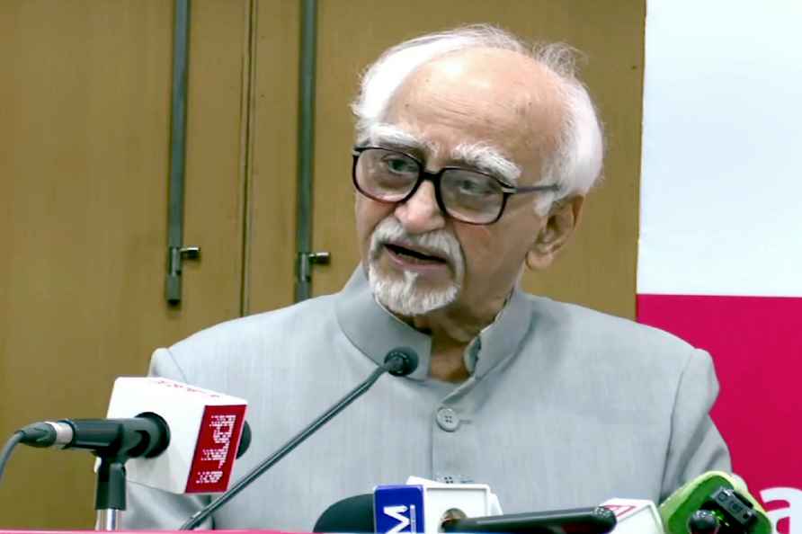 New Delhi: Former vice president Hamid Ansari speaks at the 'Media...