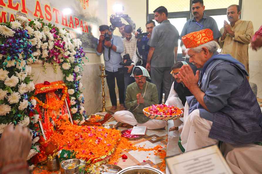 Navratri festival: LG Manoj Sinha offers prayers