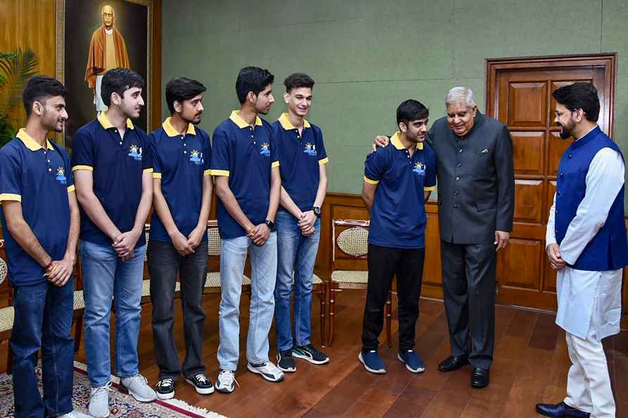 VP with students of Hamirpur in Delhi