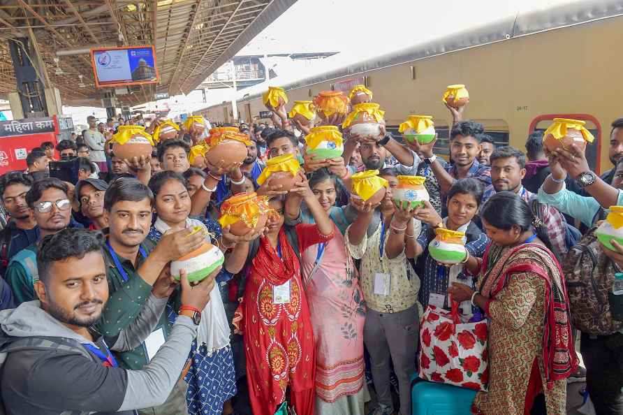 **EDS: IMAGE VIA PIB** New Delhi: 'Amrit Kalash Yatra' delegation...