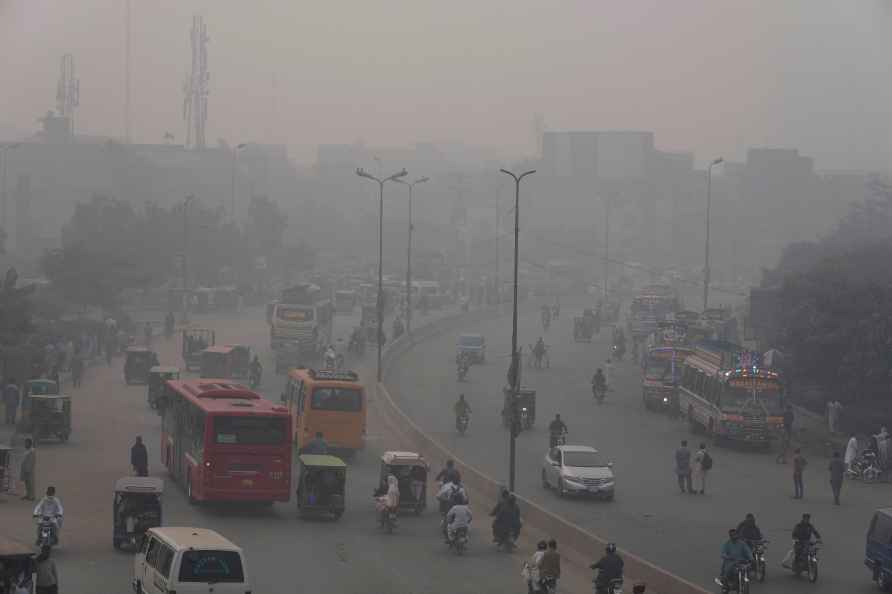 Smog envelops areas of Lahore
