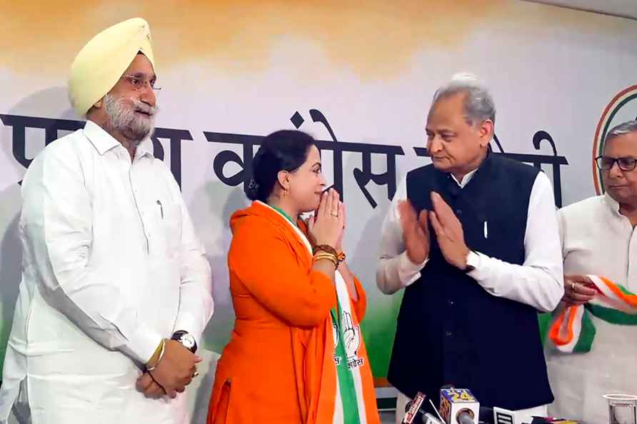 Sadhvi Anadi Saraswati joins Congress
