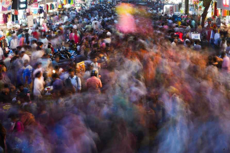 Mumbai: People shop at Dadar market for Diwali festival, in Mumbai...