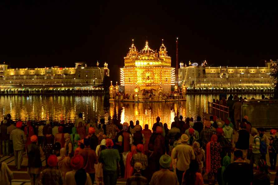 Devotees at Golden Temple on Bandi Chhor Divas