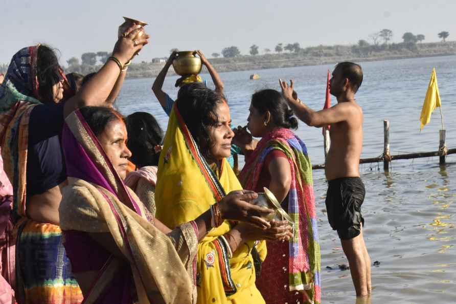 Patna: Devotees offer prayers to the rising sun on the banks of ...