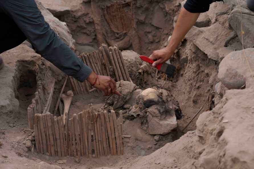 Mummies excavated by Peruvian archeologists