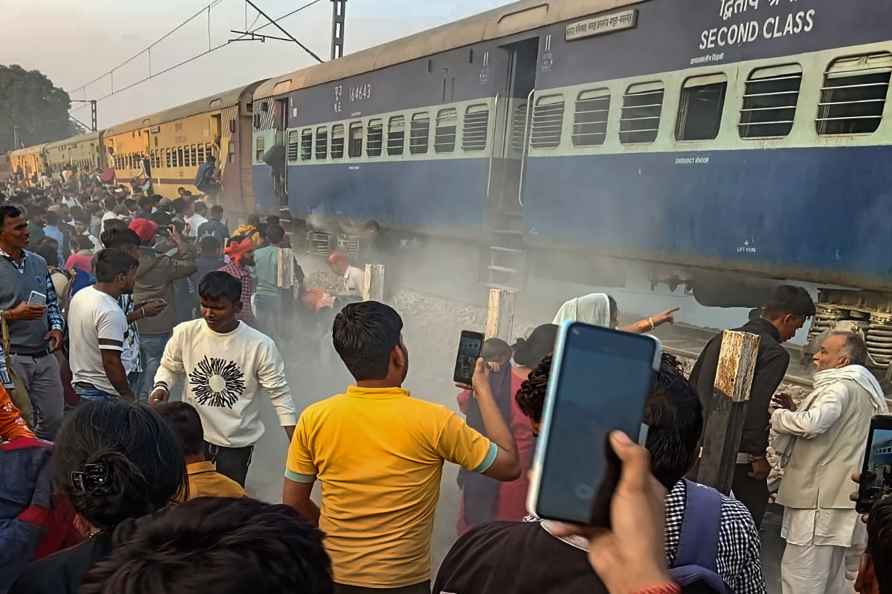 Fire in Kasganj Express ner Bilhaur station