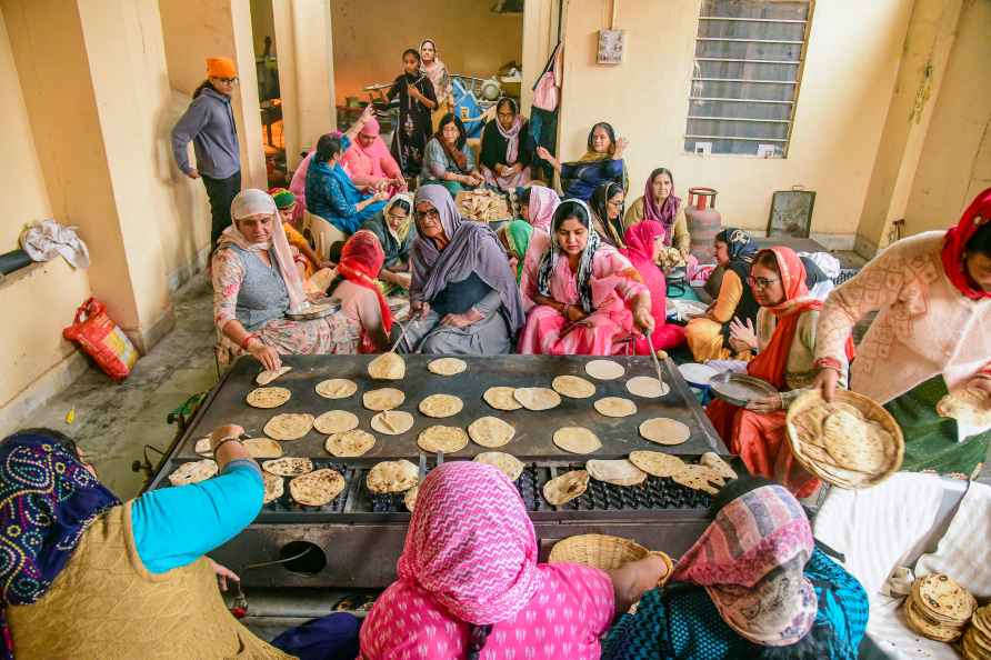 Bikaner: Women prepare rotis for 'langar' on Guru Nanak Jayanti, ...