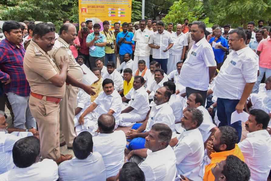 Protest for release of water from Vaigai dam in TN