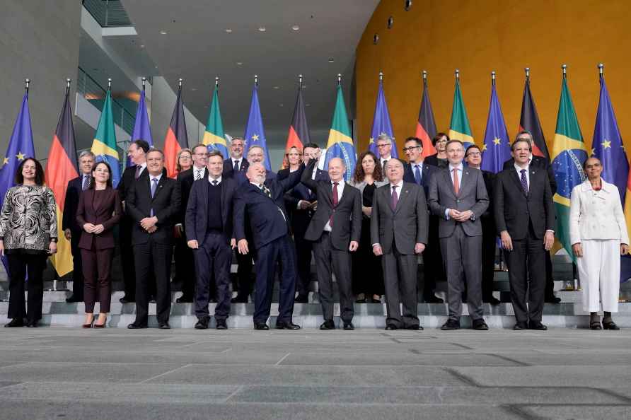 Family photo at a German and Brazil governments meeting