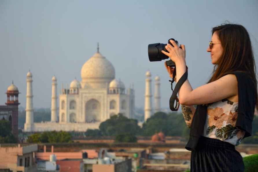 Standalone: Tourists in Agra