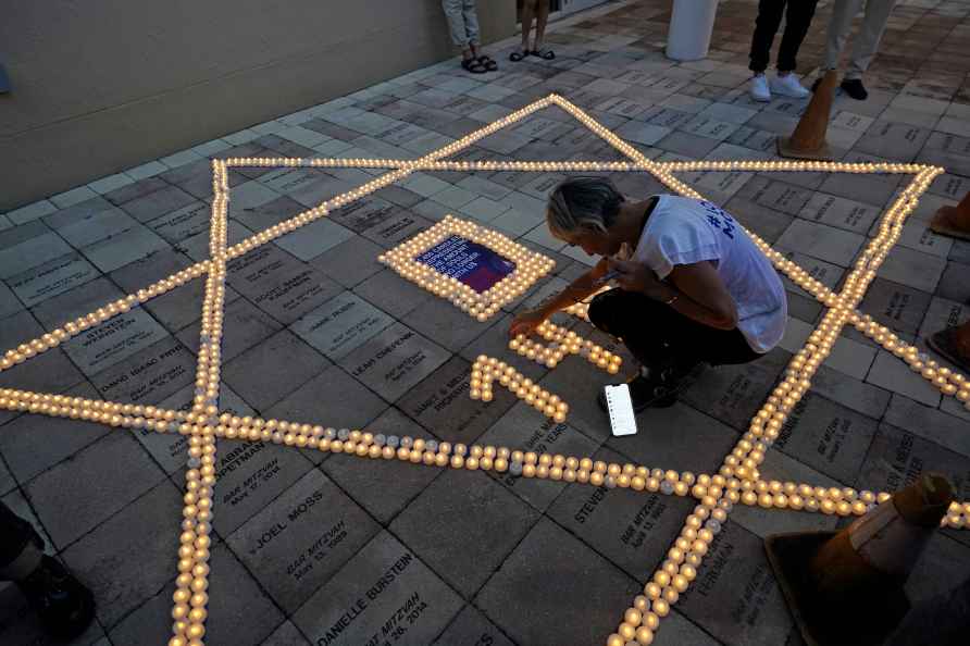 Etti Ifargan arranges flameless candles