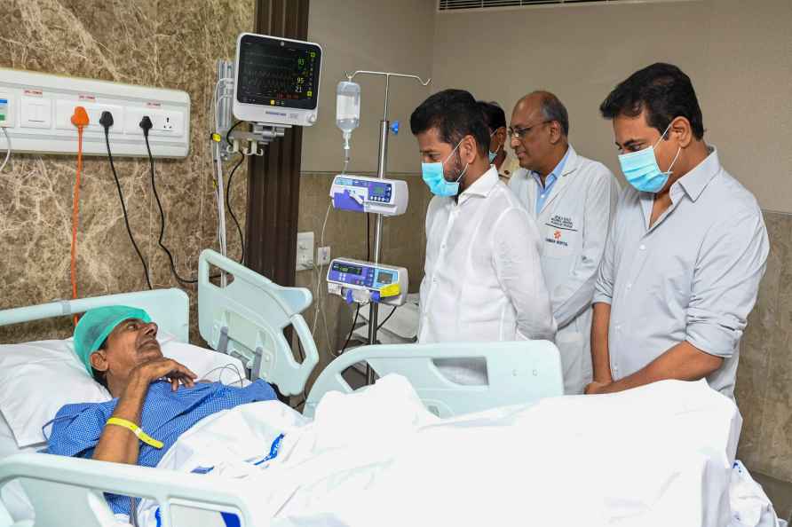 Revanth Reddy visits KCR at hospital