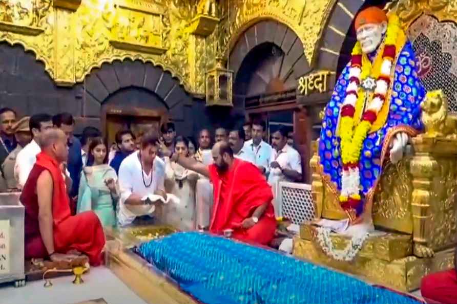 Shah Rukh Khan at Shirdi Sai Baba temple