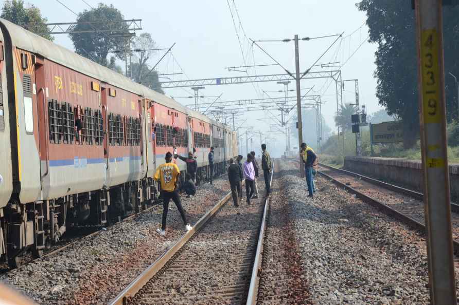 Maoists blow up railway tracks in Jharkhand