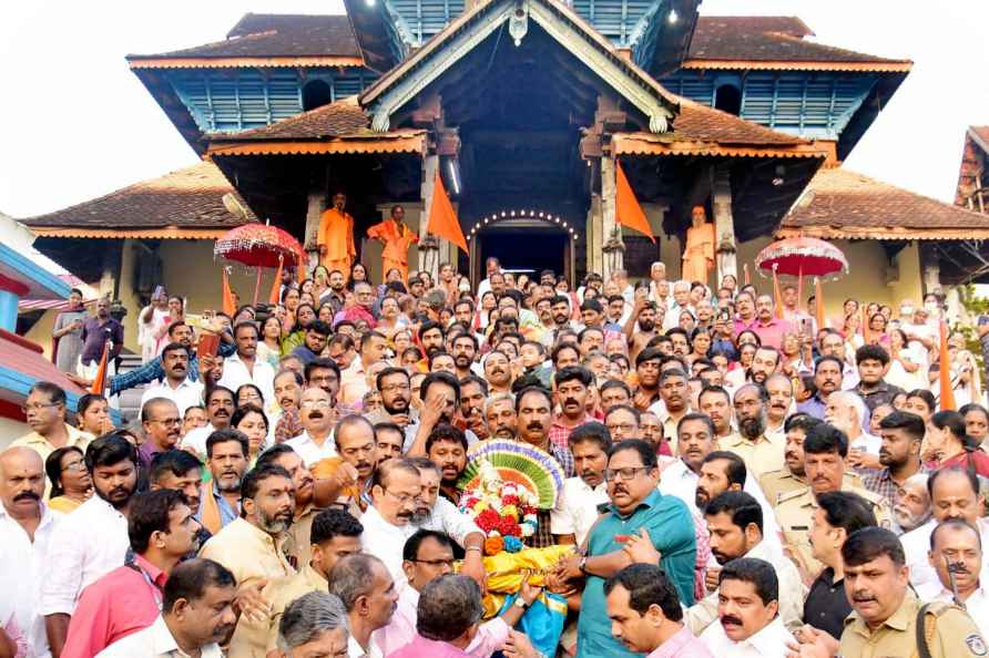 Pathanamthitta: Devotees during the ‘Thanga Angi’ procession at ...?