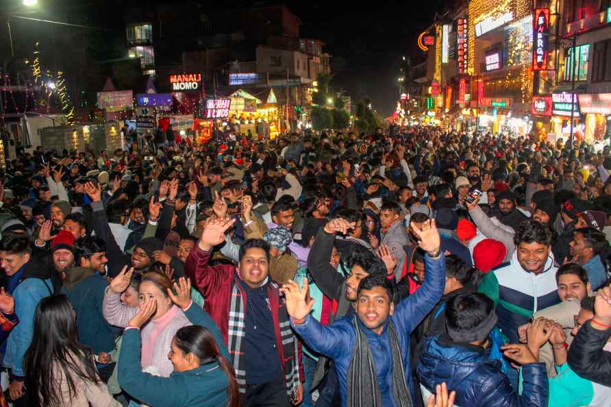 Manali: Tourists arrive for Christmas and New Year celebrations ...