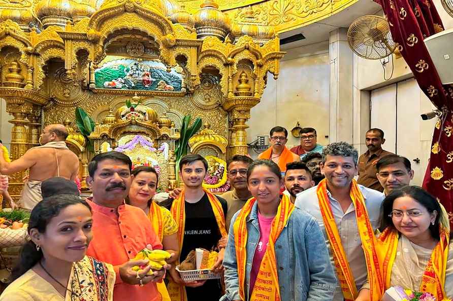 Amol Muzumdar, Harmanpreet and Munish Bali at Siddhivinayak