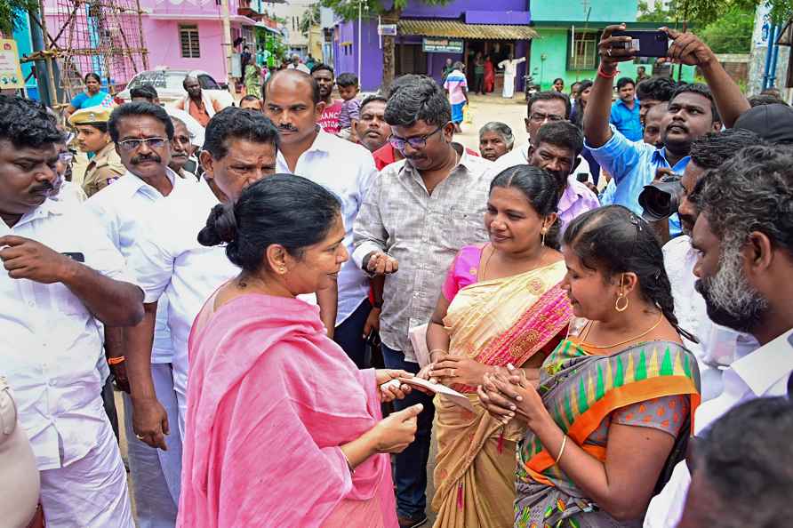 Thoothukudi: DMK MP Kanimozhi Karunanidhi visits a flood-affected...