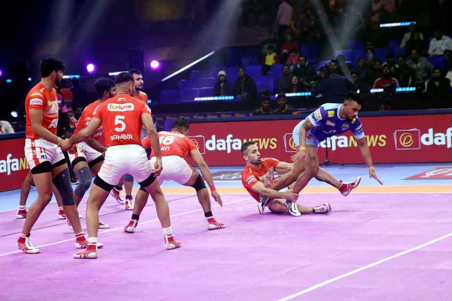 Noida: Players of Gujarat Giants and Bengal Warriors in action during...