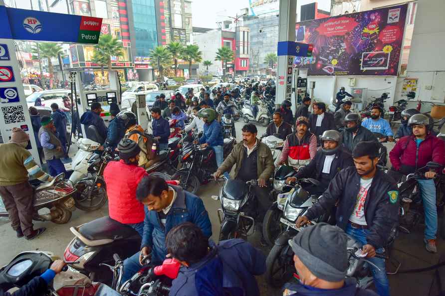 Truckers' strike: Crowded petrol pump in Prayagraj