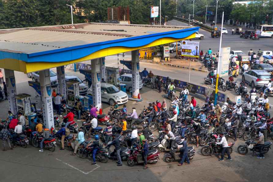 Heavy rush at petrol pump in Nagpur