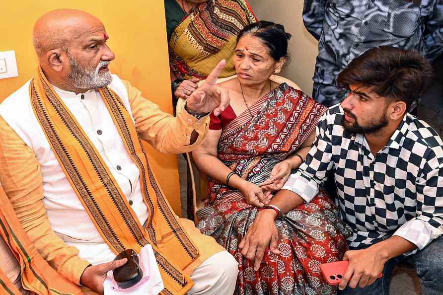 Pramod Muthalik meets Srikanth Poojari's family