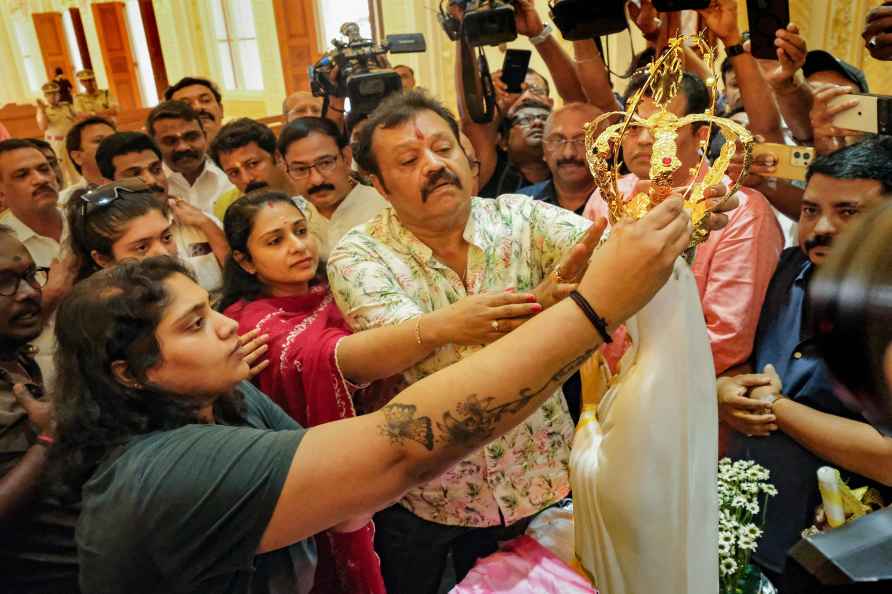 Actor Suresh Gopi donate gold crown at church